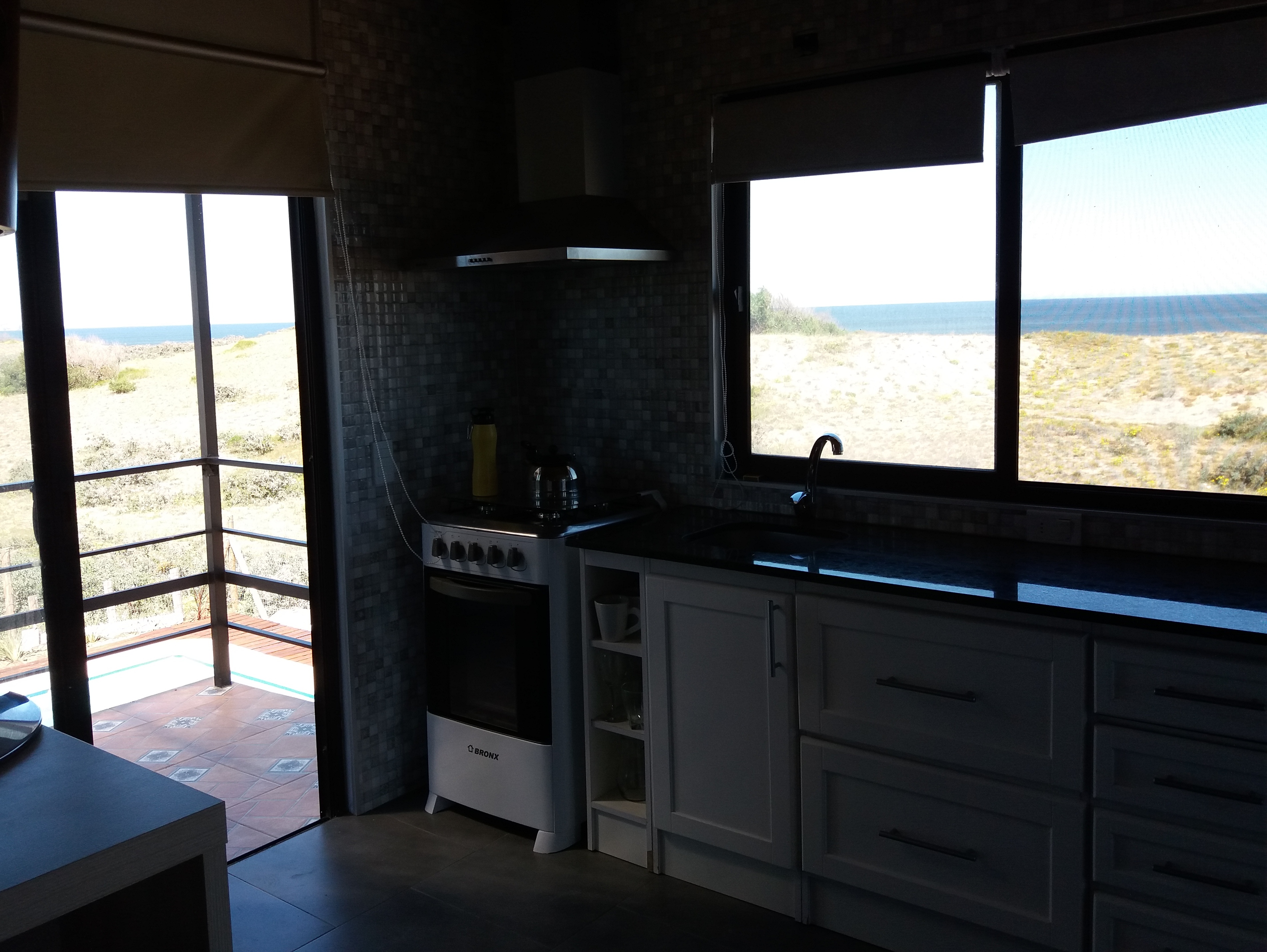 Cocina de Casa Lavanda con balcón al fondo