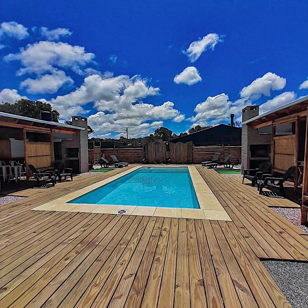 Piscina y parrilleros